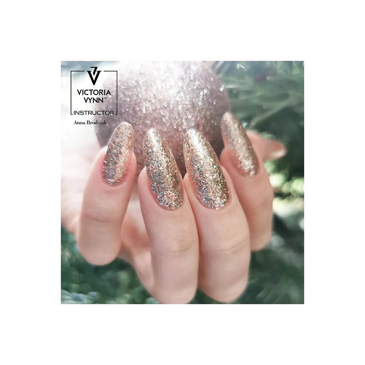 Gel Polish 304 Glamor in Gold