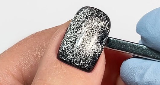 Vers l'Infini et au Bout des Ongles : Sublimez vos ongles avec des Effets Cat Eye Spatiaux FRAMENAILS