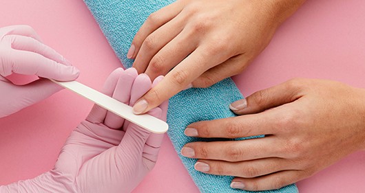 Comment retirer le vernis semi-permanent sans Ponceuse ? FRAMENAILS Comment retirer le vernis semi-permanent sans Ponceuse ? FRAMENAILS